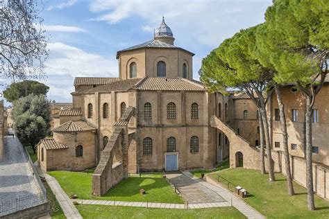 Foto panoramica della Basilica di San Vitale a Ravenna con l'esterno in laterizio
