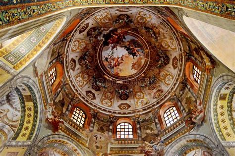 Interno della Basilica di San Vitale con la cupola e le decorazioni musive