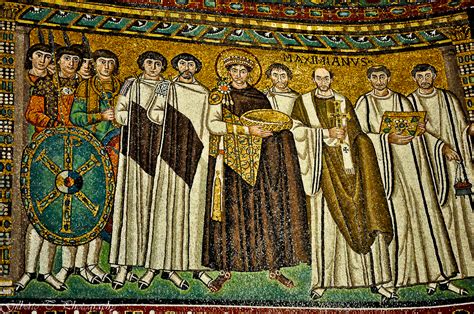 Mosaico dell'imperatore Giustiniano e del suo seguito nella Basilica di San Vitale