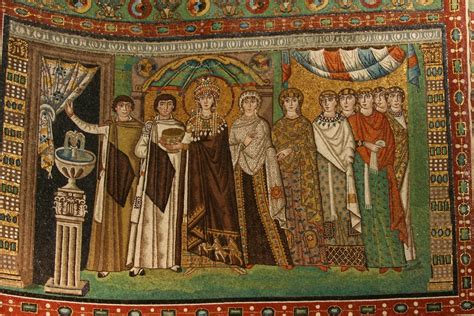 Mosaico dell'imperatrice Teodora e del suo seguito nella Basilica di San Vitale
