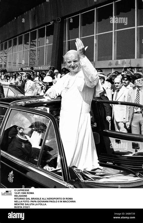 Papa Giovanni Paolo II mentre saluta la folla