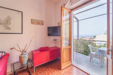 Interni di Casa Fiorella e vista sulla piazza dell'Abbazia