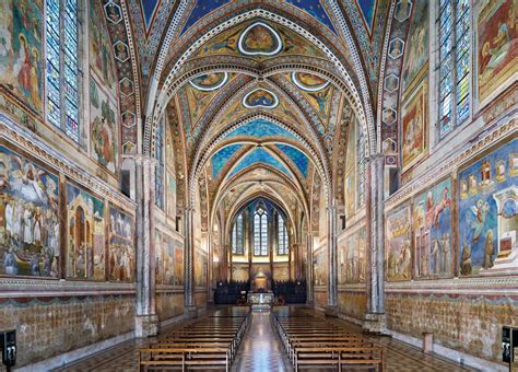 Interno della Basilica di San Francesco con l'altare del Miracolo