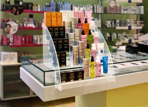 Espositore di prodotti dermocosmetici in farmacia
