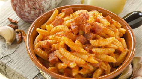 Piatto tradizionale di malloreddus con sugo di salsiccia, tipico della cucina sarda