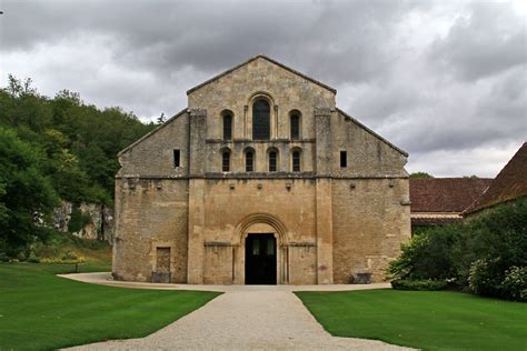 Foto interna della chiesa abbaziale di Fontenay, che mostra l'austerità