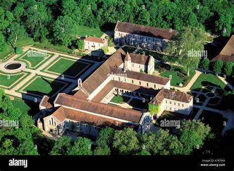 Foto aerea dell'Abbazia di Fontenay che mostra la sua integrità nel paesaggio