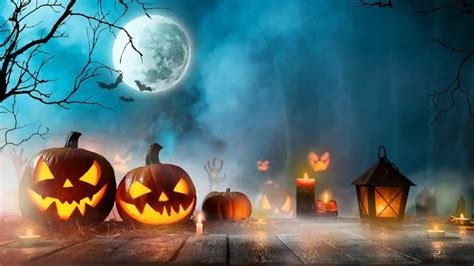 Infografica che illustra le origini pagane di Halloween e la contrapposizione con la festa di Ognissanti