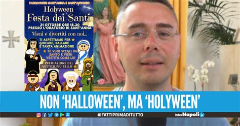 Foto di bambini vestiti da santi o angeli durante un evento Holyween