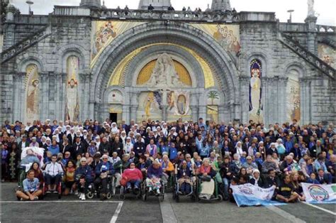 Volontari UNITALSI assistono pellegrini a Lourdes