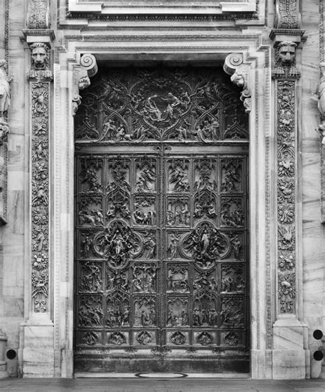 Gesso originale della porta maggiore del Duomo di Milano esposto nel museo