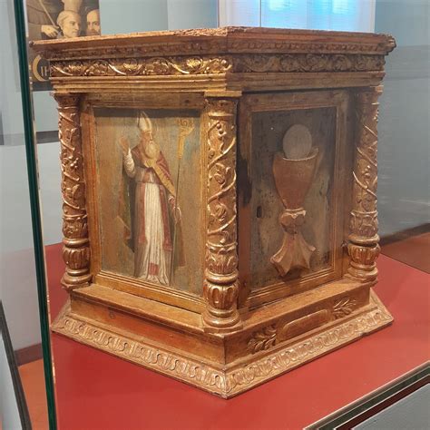 Foto ravvicinata del tabernacolo eucaristico del Vecchietta