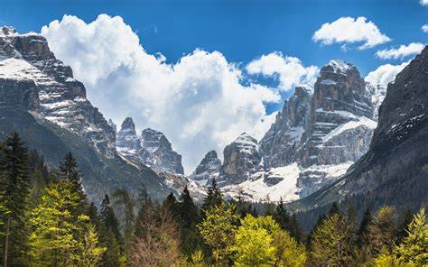 Vista panoramica delle Dolomiti di Brenta con lo Chalet Laura in primo piano