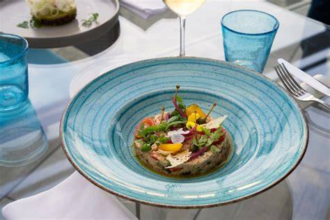 Piatto gourmet del ristorante Chalet Laura con ingredienti locali
