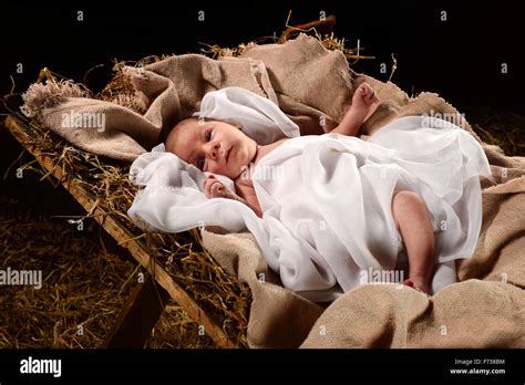 Maria con il Bambino Gesù appena nato in una mangiatoia