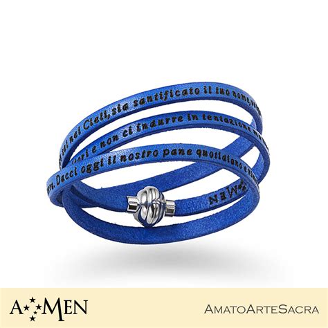 Persona che dona un bracciale Padre Nostro ad un amico