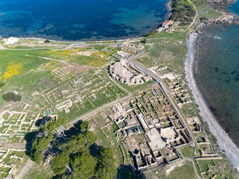 Vista aerea del sito archeologico di San Pietro a Bari con i resti antichi