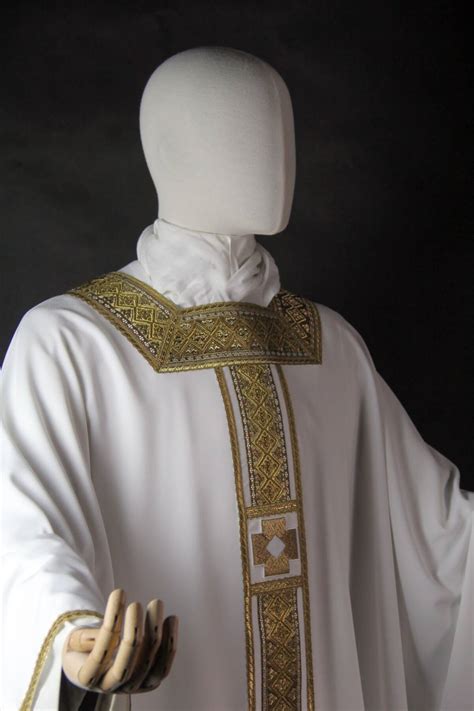 rappresentazione delle vesti liturgiche e arredi d'altare di colore viola durante la Quaresima