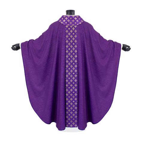 foto di una casula liturgica viola con decorazioni sobrie
