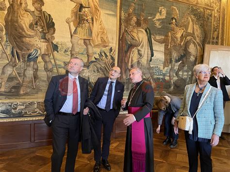Interno di una sala storica del Vescovado di Mondovì con arazzi