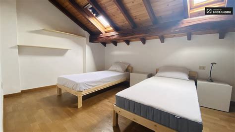 Foto di una stanza tipo con letto elettrico e bagno attrezzato