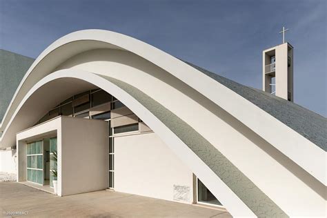 Architettura interna della Chiesa di San Pio da Pietrelcina con i blocchi di pietra e gli archi