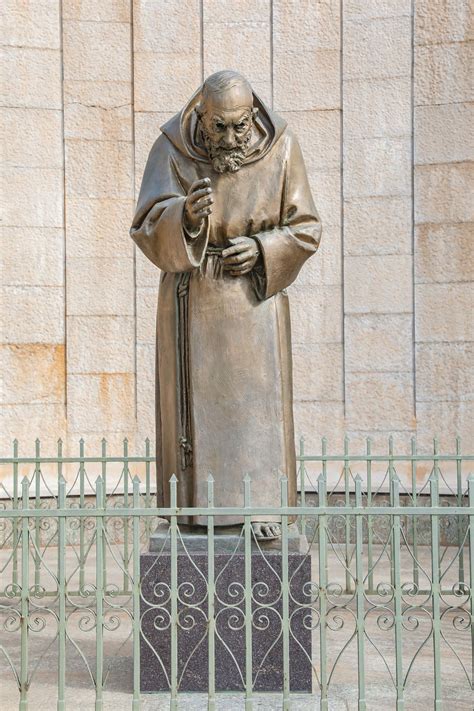 Statua di Padre Pio come Cireneo nella Via Crucis di San Giovanni Rotondo