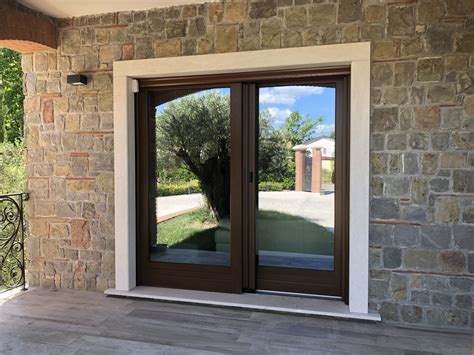 Immagine di infissi in legno-alluminio di alta qualità installati in un contesto residenziale