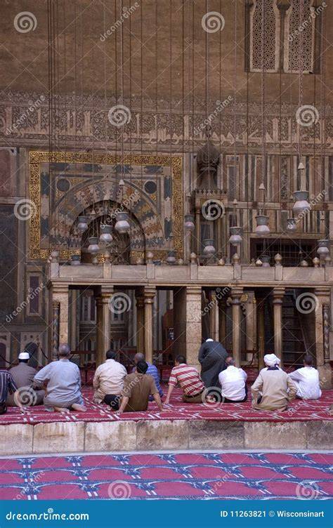 foto di un gruppo di persone che pregano in una moschea