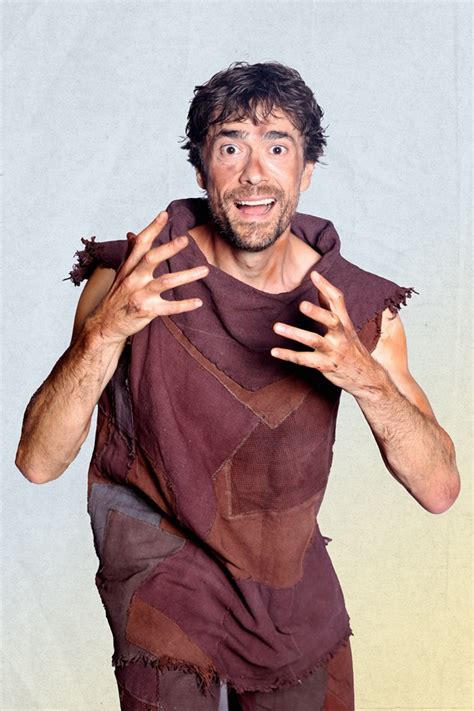 Scena teatrale di Giovanni Scifoni in uno spettacolo comico