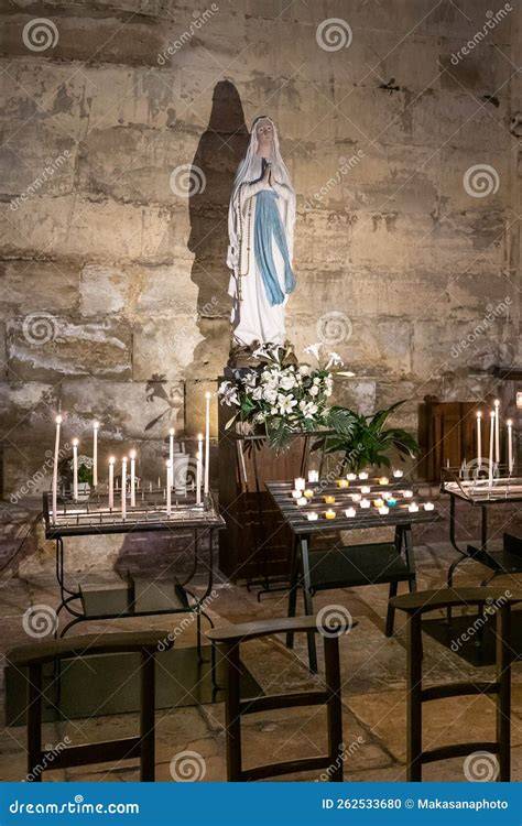 foto di un semplice altare domestico con crocifisso, candele e statua della Madonna