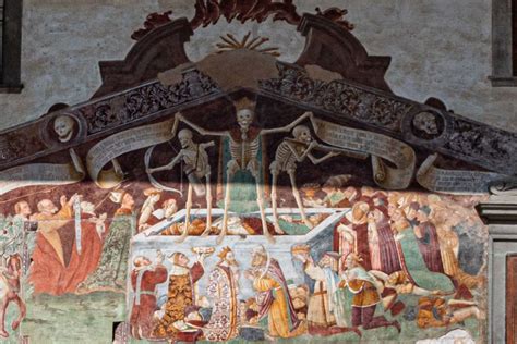 Affreschi della Morte e Danza Macabra sulla facciata dell'Oratorio dei Disciplini