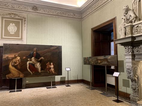 Interno del Museo d'Arte Sacra San Martino con opere esposte