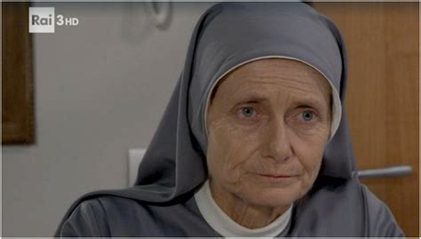 Inforgrafica con le caratteristiche del personaggio di Suor Maura: madre superiora, caritatevole, determinata, protettiva, risoluta