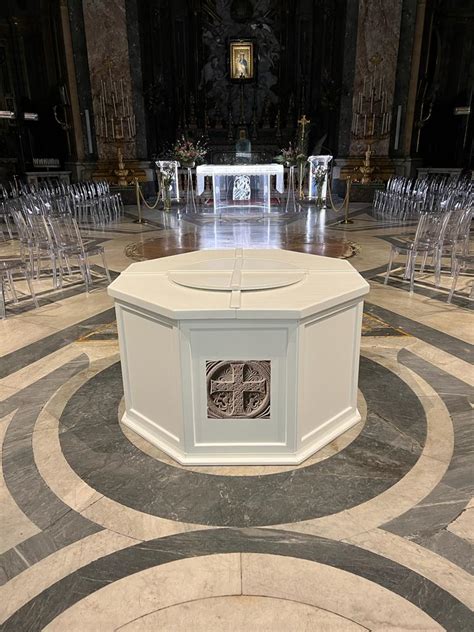 Fonte battesimale in basalto, reliquia storica del santuario