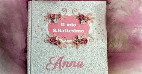 Dettaglio di un album battesimo con copertina in similpelle e incisione a caldo.