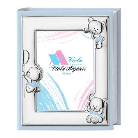 Esempi di album fotografici personalizzati con orsetti ricamati e dettagli argentati, adatti per nascita e battesimo.