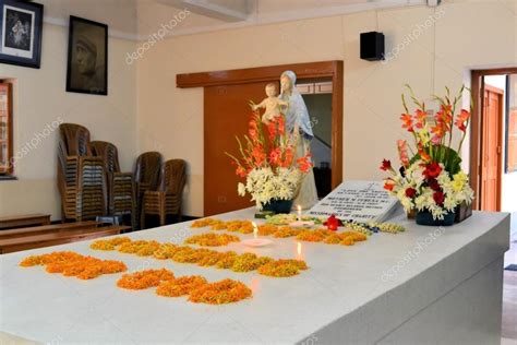 Foto della tomba di Madre Teresa a Calcutta, visitata da fedeli