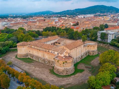 Vista della Rocca Costanza degli Sforza, punto di riferimento vicino al residence