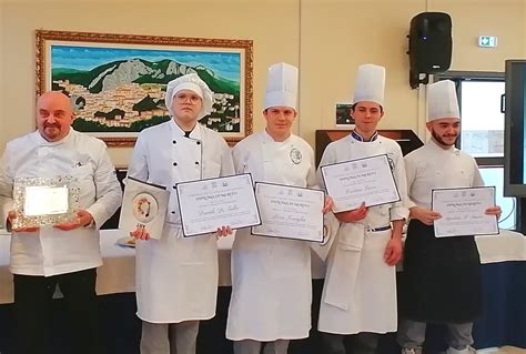 Insegna di una scuola di cucina a Villa Santa Maria, che evoca la tradizione dei cuochi.