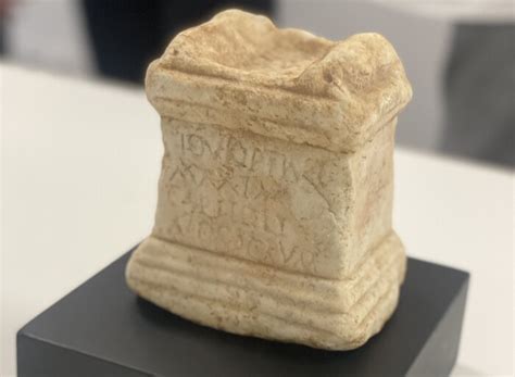 Ricostruzione o immagine di un reperto archeologico simile alla mano bronzea rinvenuta a Villa Santa Maria.