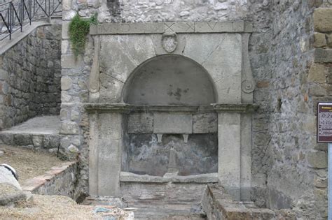 La Fontana Vecchia di Villa Santa Maria con il suo bassorilievo.