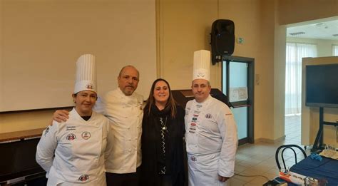 Archivio storico: foto d'epoca degli studenti dell'istituto alberghiero di Villa Santa Maria.