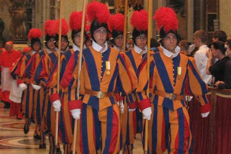 Dettaglio dell'uniforme di gala della Guardia Svizzera Pontificia con gorgiera e morione.