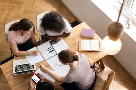 Foto di studentesse universitarie che studiano o interagiscono in un ambiente residenziale, possibilmente con un tocco veneziano