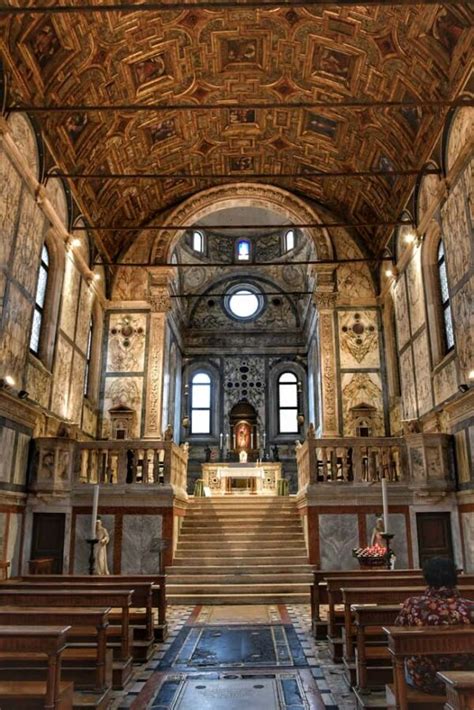 Dettaglio della facciata di Santa Maria dei Miracoli con il pronao e le statue