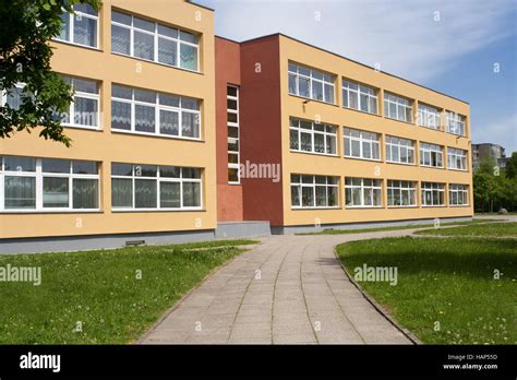 Vista esterna della scuola Bartolo Longo con cortili