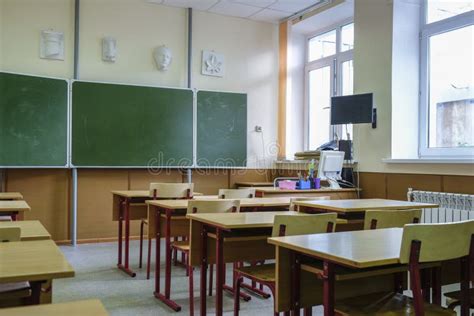Interno di un'aula della scuola con digital board e bambini che giocano