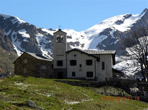Veduta panoramica del Rifugio Madonna della Neve immerso nei pascoli della Val Biandino