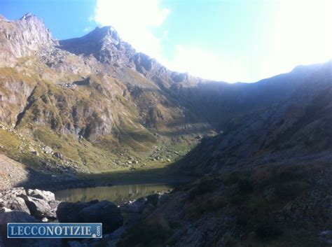 Foto del Lago di Sasso con il Pizzo dei Tre Signori sullo sfondo